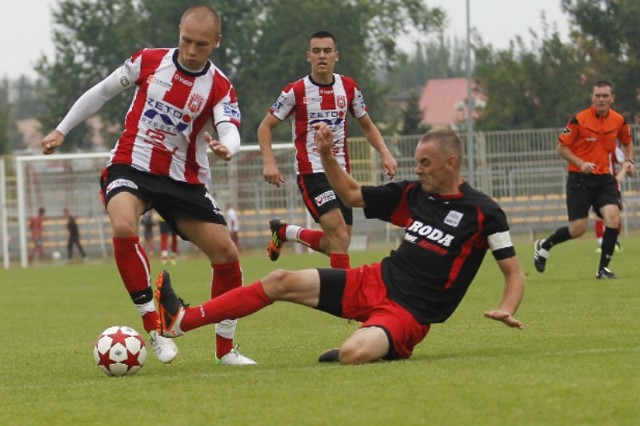 Piotr Krawczyk (przy piłce) zdobył po jednej bramce w obu sparingach.