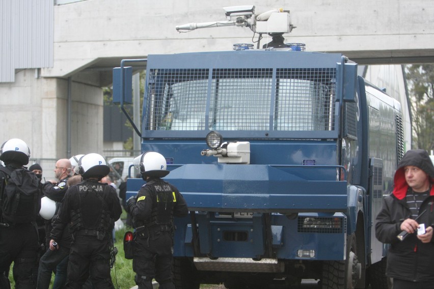 Burda przed stadionem w Zabrzu. Policja użyła granatów...