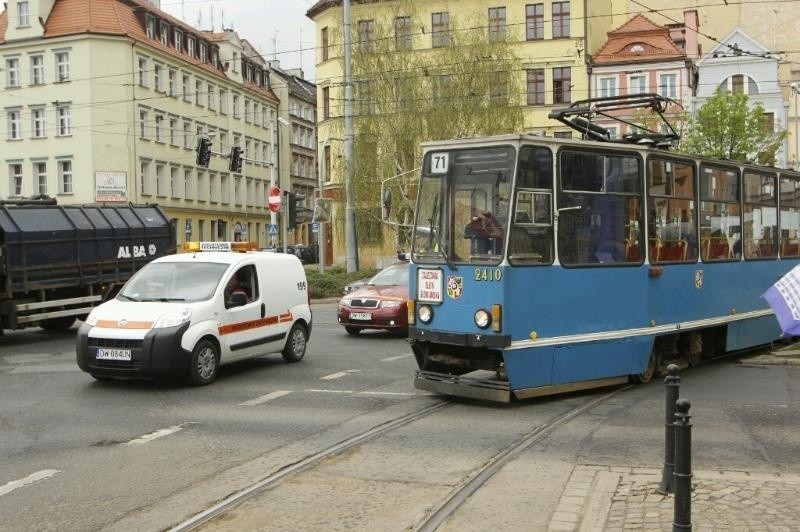 Wrocław: Awaria tramwaju 71. Odholowała go nowa skoda (ZDJĘCIA)