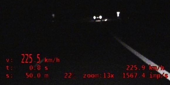 Kadr z policyjnego nagrania. Kierowca tego BMW jechał 225 km/h.