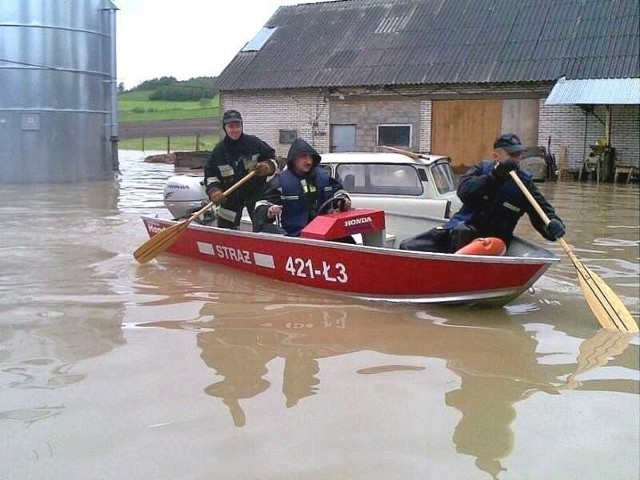 Kazimierscy strażacy walczyli w 2010 roku z &bdquo;powodzią tysiąclecia&rdquo;.