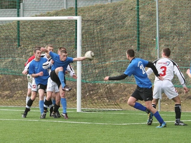 Urania Udorpie (niebieskie stroje) przegrała z Pogonią Lebork 0:6, a Bytovia II wygrała z MKS Debrzno 6:0. 