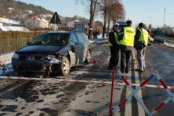 Trzy auta zderzyly sie w JaśleCztery osoby trafily do szpitala po zderzeniu sie fiata uno, terenowej mazdy i renaulta megane.Do wypadku doszlo dziś okolo godziny 14 na ul. Krakowskiej, na drodze nr 73 Jaslo - Pilzno.