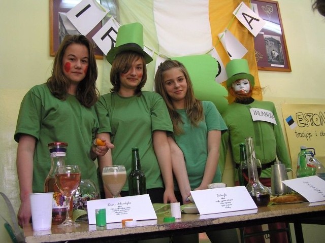 Roztańczona Irlandia, od lewej Martyna  Matkowska,  Natalia Traczyk,  Wiktoria Brówka z klasy I E