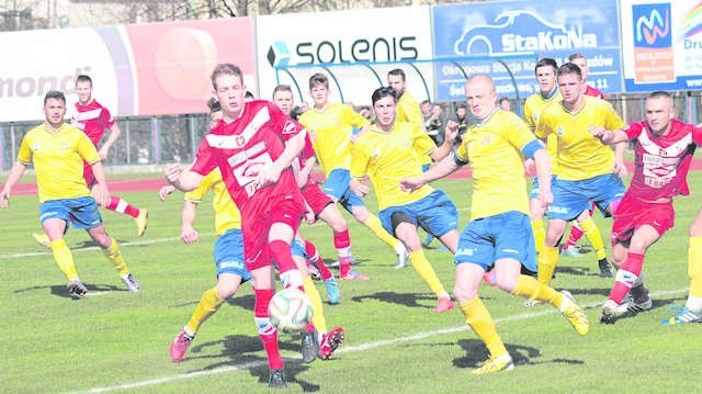 Piłkarze Elany Toruń (w żółto-niebieskich strojach) w Świeciu zagrali najgorszy mecz w rundzie wiosennej