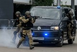 Poznań: Napad na konwój na terenie targów - policjanci użyli broni, ale na szczęście to był tylko pokaz [ZDJĘCIA]