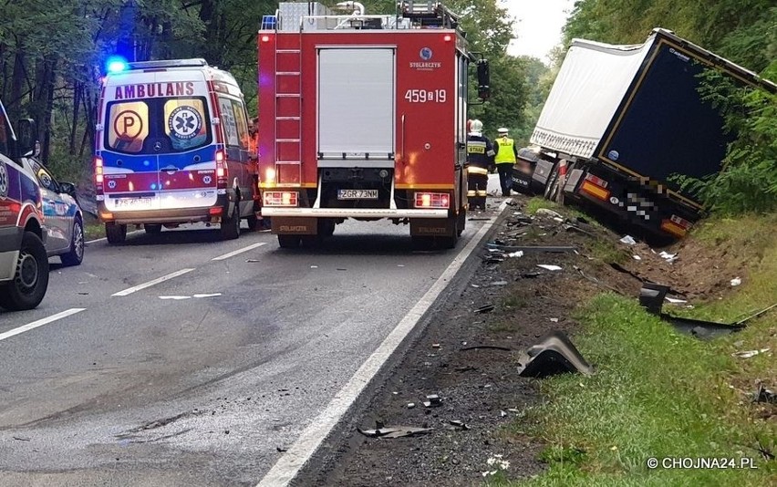 Tragiczny wypadek na DK26. Samochód osobowy zderzył się z ciężarówką. Jedna osoba nie żyje