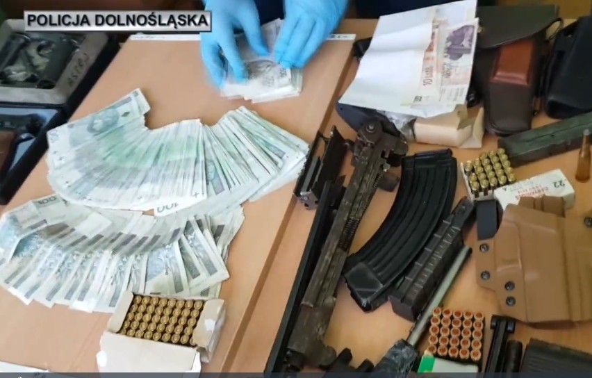 Broń i gotówka, znaleziona przez policję pod Kłodzkiem