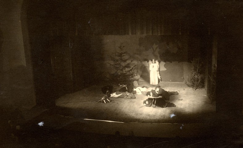 1945 rok. Jasełka w zamojskim "Stylowym". Scena z...