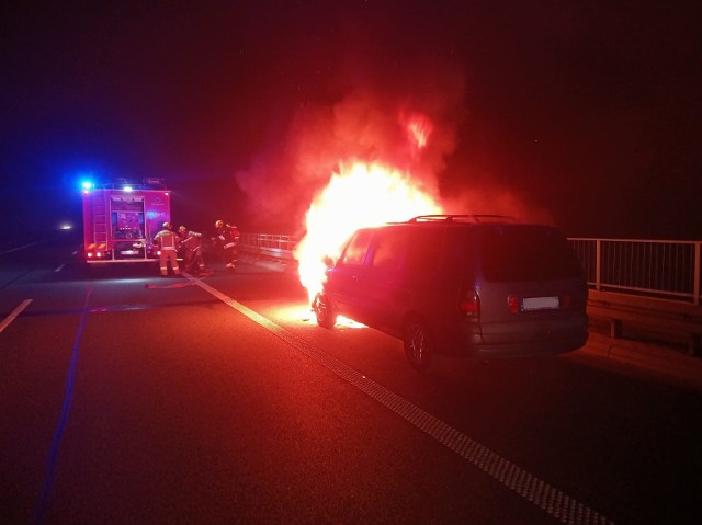 Pożar samochodu na autostradzie A2 koło Sulęcina.