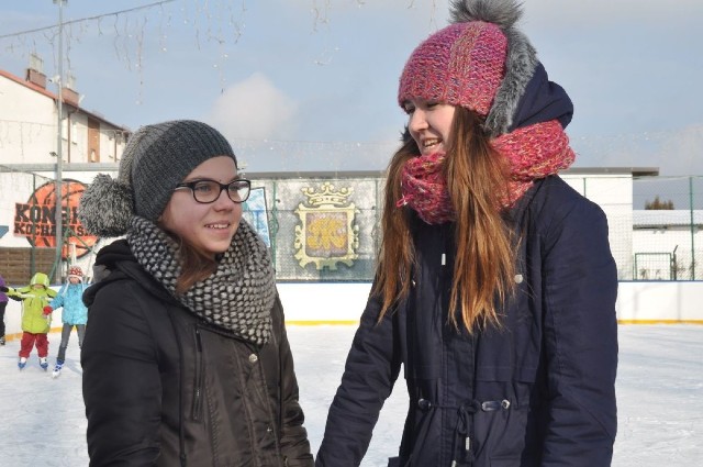 Zosia Szmit i Jula Doniecka chętnie korzystają z koneckiego lodowiska