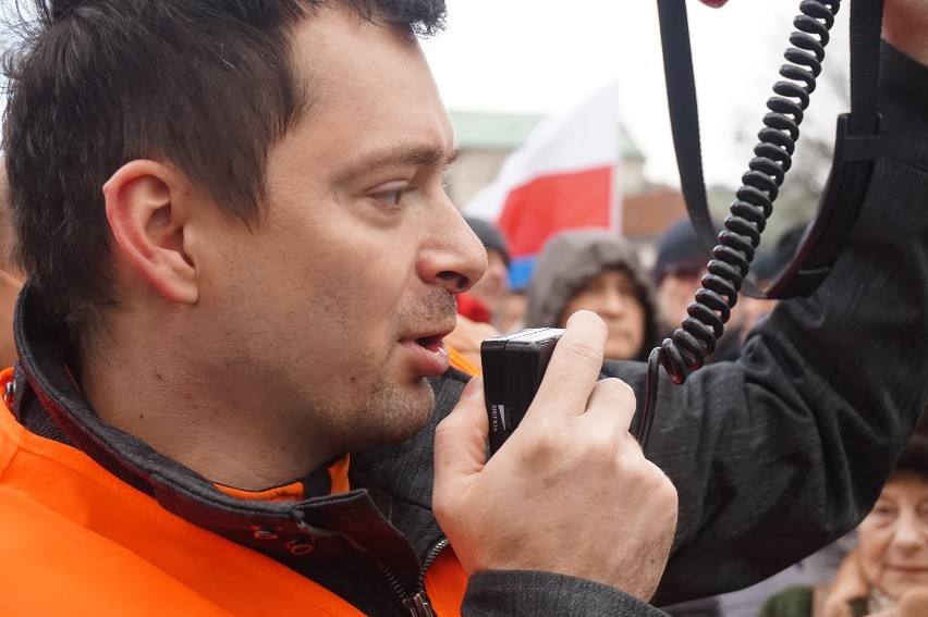 Manifestacja w obronie demokracji na placu Litewskim w...