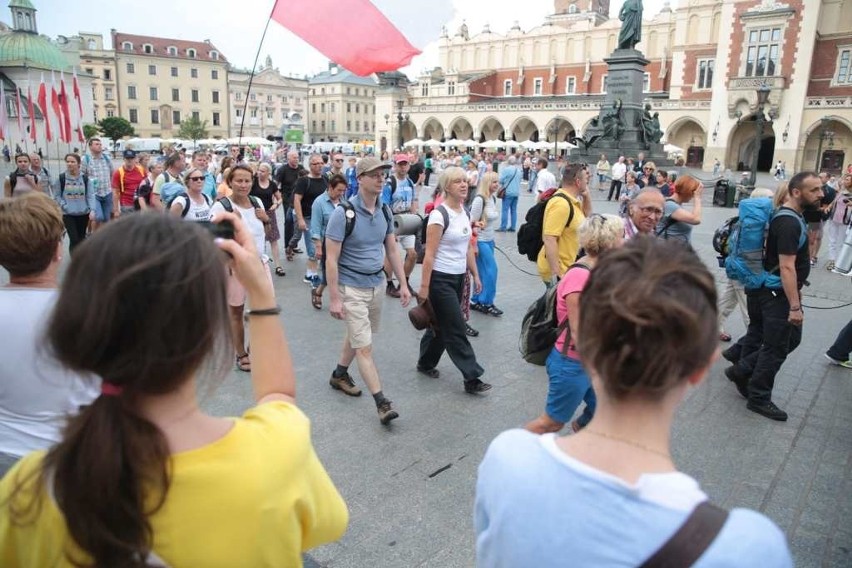 Kraków. Pielgrzymi tłumnie ruszyli na Janą Górę [ZDJĘCIA]