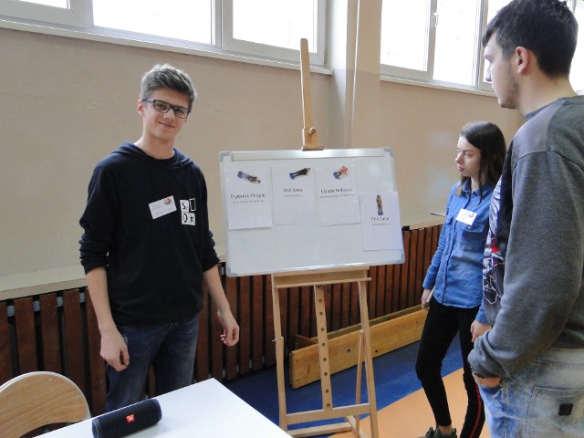 Marcel Owczarek, uczeń  Zespołu szkół Technicznych ( z lewej) prezentował eksperyment o intuicyjnych wyborach.