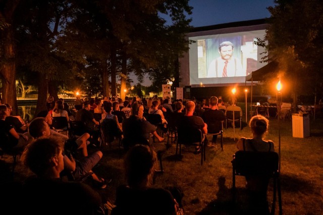 Reżyserska dbałość o każdy szczegół Sergio Leone i dynamiczna muzyka Ennio Morricone sprawiły, że ten western został uznany za film artystyczny. I pomyśleć, że twórca spaghetti westernu początkowo chciał zatrudnić innego kompozytora. Mowa oczywiście o klasyce kina - filmie „Za garść dolarów” z Clintem Eastwoodem w roli głównej, którego to projekcją organizatorzy festiwalu Przeźrocza oddali hołd niedawno zmarłemu mistrzowi  Ennio Morricone.  Uczestnicy pleneru, jaki w piątkowy wieczór (21 sierpnia) odbył się na półwyspie WSG nad Brdą, obejrzeli także polskie krótkie metraże: „Człowiek, który zdemoralizował Hadleyburg” z 1967 r. oraz  „Welcome Kirk” - dokument Marka Piwowskiego i Feriduna Erola o wizycie, także zmarłego niedawno, Kirka Douglasa w Łódzkiej Szkole Filmowej w latach 60. XX w.Głównym organizatorem wydarzenia było Stowarzyszenie Koloroffon.