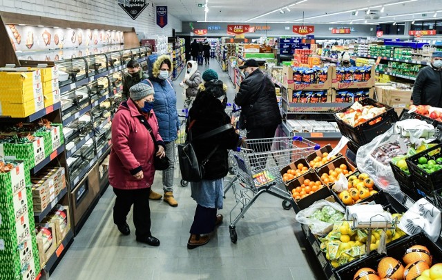 W lutym za nasze zakupy zapłacimy mniej. W związku z wprowadzeniem obniżki stawki VAT z 5 proc. do 0 proc. spadły ceny wielu produktów w sklepach. Dla przykładu hipermarket Auchan obniżył ceny ponad 20 tys. artykułów, a Biedronka - ponad 3000 artykułów. Poza obniżką VAT sklepy przygotowały ciekawe promocje. Mniej zapłacimy m.in. za masło, mięso i wędliny czy produkty do prania. Zobaczcie, gdzie czekają na Was największe rabaty. Oto promocje na luty 2022 w sklepach Lidl, Biedronka, Auchan, Kaufland, Netto i Aldi.WSZYSTKIE SZCZEGÓŁY ORAZ CENNY NA KOLEJNYCH STRONACH >>>>