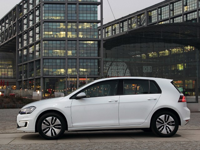 Volkswagen e-Golf Wymiana baterii to jednak nie jedyna ze zmian, która czeka Volkswagena e-Golfa. Samochód miałby dostać także mocniejszy silnik elektryczny. Obecnie generuje on 115 KM.Fot. Volkswagen