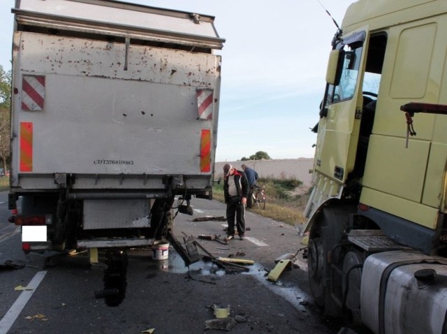 W wypadku w Kuczku uczestniczyły trzy samochody ciężarowe.
