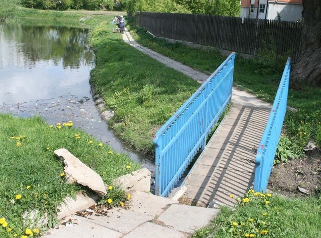 Mostek zawalił się już kilka miesięcy temu. Niestety nikt się do niego nie przyznaje.