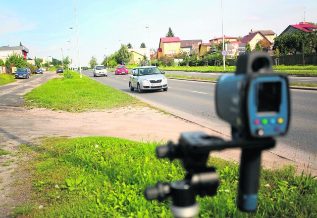 Fotoradar ustawiano między innymi na ulicy Szarych Szeregów w Radomiu. Rejestrował tam nawet ponad  2-krotne przekroczenia prędkości.      