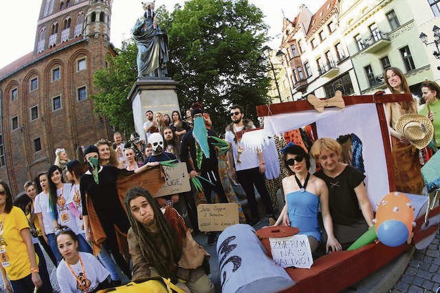 Wczoraj o godz. 18.30 studenci zrobili sobie wspólną juwenaliową fotę pod pomnikiem Mikołaja Kopernika