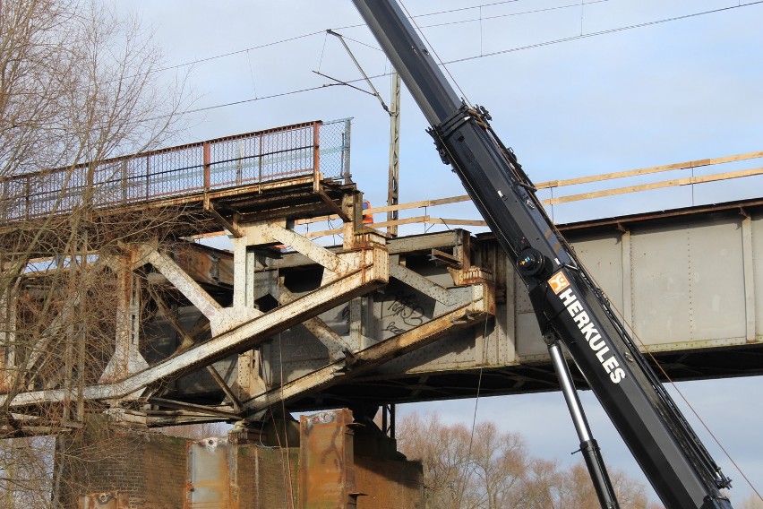 Most kolejowy na Starołęce - trwa rozbiórka