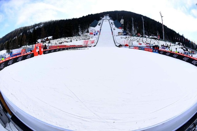 W sobotnim konkursie drużynowym w Zakopanem reprezentanci Polski zajęli drugie miejsce. Kamil Stoch, Piotr Żyła, Maciej Kot i Dawid Kubacki nieznacznie przegrali z Niemcami, a trzecie miejsce zajęła Słowenia. Biało-czerwoni utrzymali prowadzenie w klasyfikacji generalnej Pucharu Narodów. 