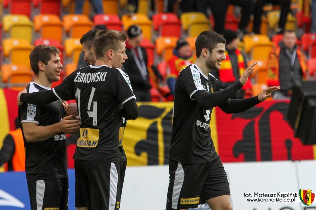 Piłkarze Korony rozegrali o niebo lepszy mecz niż dwa wcześniejsze i wygrali z Jagiellonią w Białymstoku 3:1. To pozwoliło Koronie znów wskoczyć do pierwszej ósemki tabeli. Zadowolony był też trener Gino Lettieri, bo pod jego wodzą Korona po raz pierwszy pokonała Jagę. Kto był najlepszy, a kto wypadł słabiej? Dziś oceniamy Koroniarzy po zwycięstwie w Białymstoku.