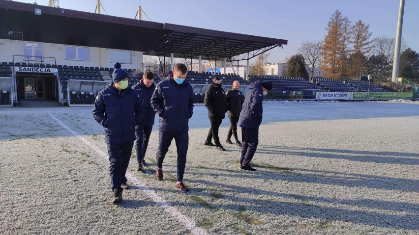 Przez zamarzniętą płytę Sandecja nie mogła zagrać w środę...