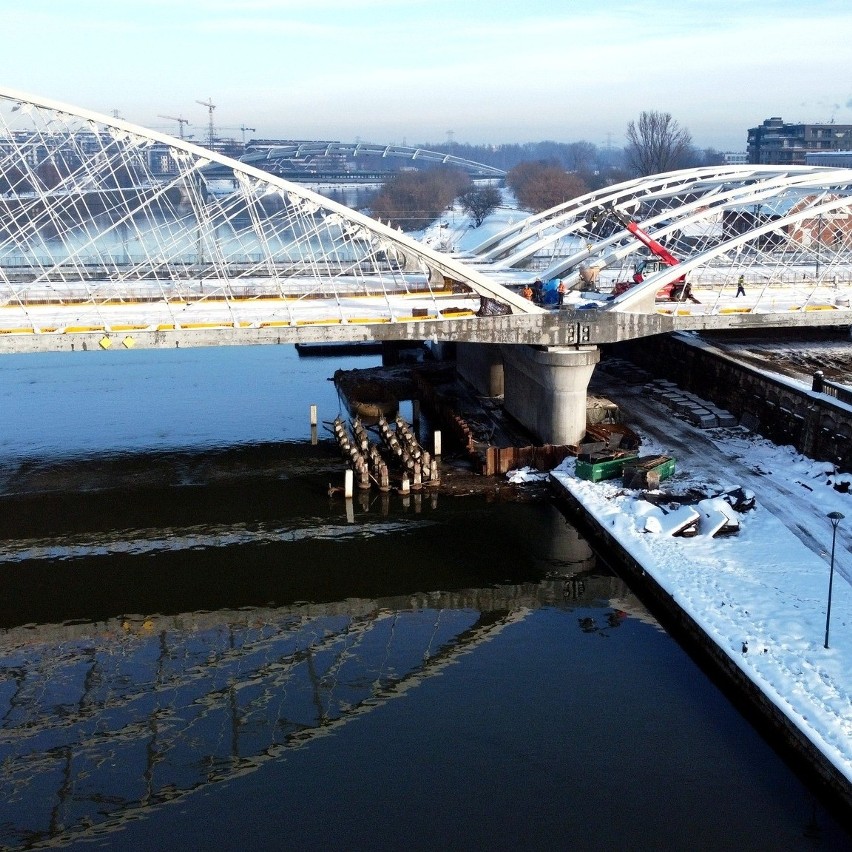 Znikają podpory jednego z mostów na Wiśle w Krakowie