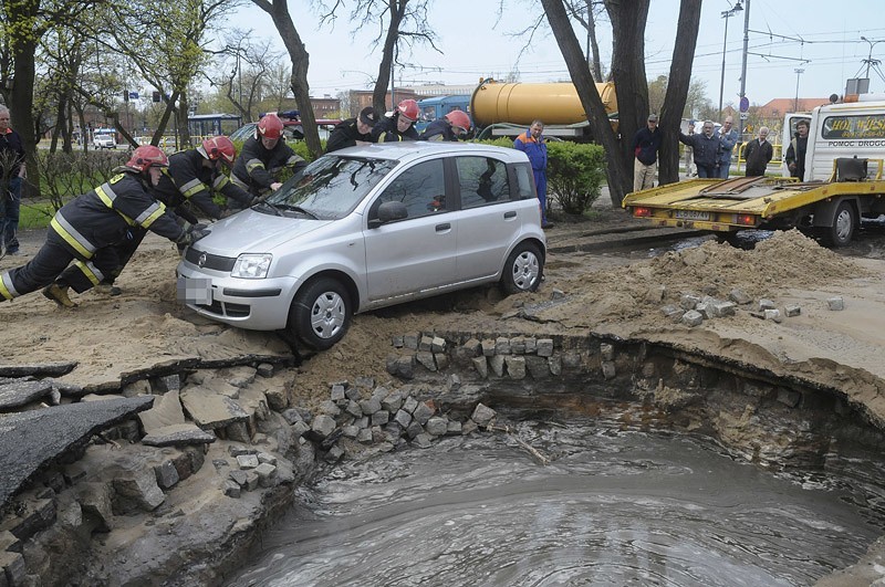 - Taniej byłoby wezwać ślusarza, niż sprowadzać lawety -...