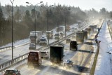 Gdańsk: nieodśnieżone samochody na obwodnicy. Czy grozi za to mandat?