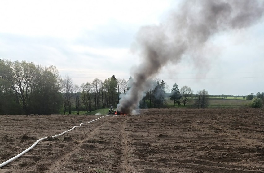 Pożar na polu w Suchorzu. Spłonął ciągnik