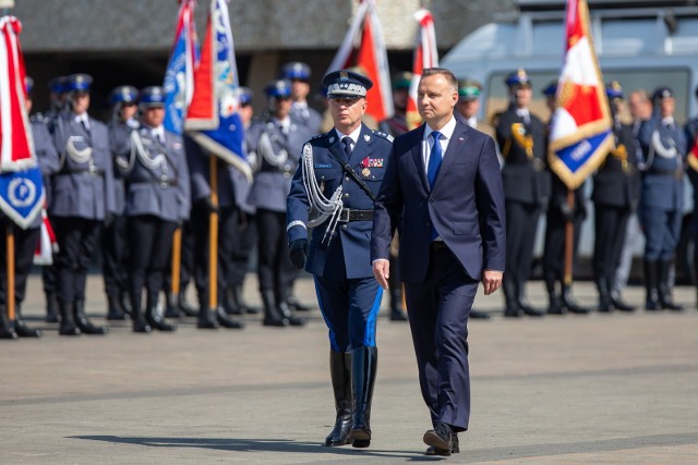 Prezydent RP Andrzej Duda oraz Komendant Główny Policji gen. insp. Jarosław Szymczyk podczas centralnych obchodów Święta Policji na Placu Sławika i Antalla w Katowicach.