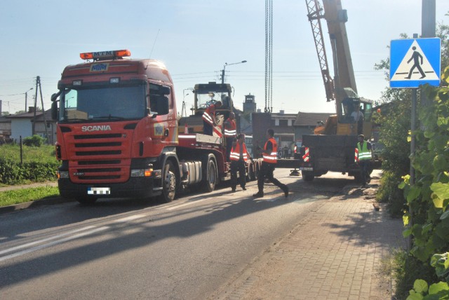 Wypadek w Starzynie. Z samochodu zsunął się... walec drogowy