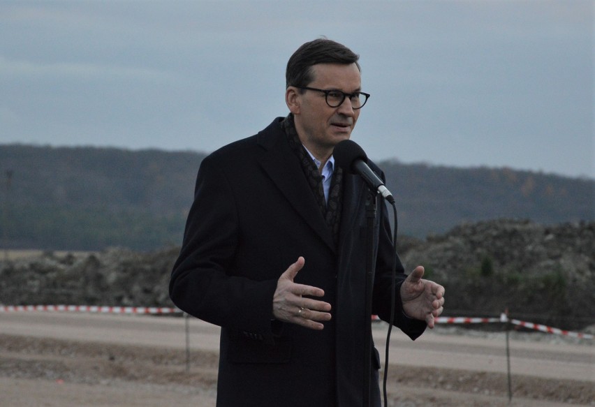 Premier Mateusz Morawiecki na placu budowy drogi ekspresowej S7 i strefy gospodarczej w Książu Wielkim