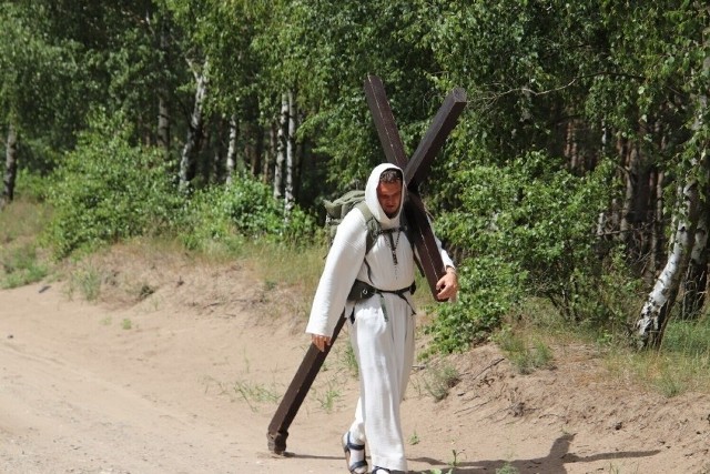 Przez Łęczycę przechodził wczoraj Michał Ulewiński, najsłynniejszy pielgrzym w Polsce. Mężczyzna szedł z trzymetrowym krzyżem.