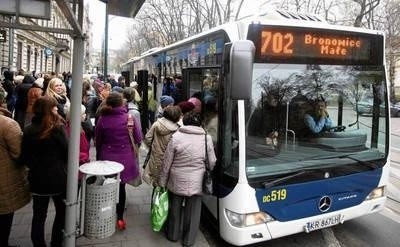 Wielu pasażerów musiało długo czekać na przystankach, bo nie byli w stanie zmieścić się do autobusów FOT. ANDRZEJ BANAŚ