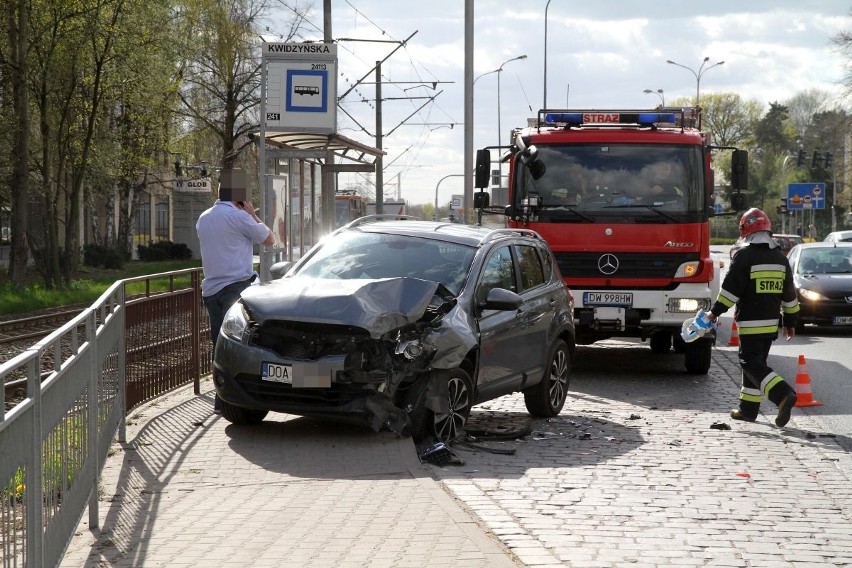 Wrocław: Wypadek na Kwidzyńskiej. Zderzenie dwóch aut i jedna osoba ranna (FILM, ZDJĘCIA) 