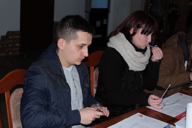 Formularz rejestracyjny podczas imprezy charytatywnej wypełnili m.in. Mateusz Piątek i Martyna Adamska