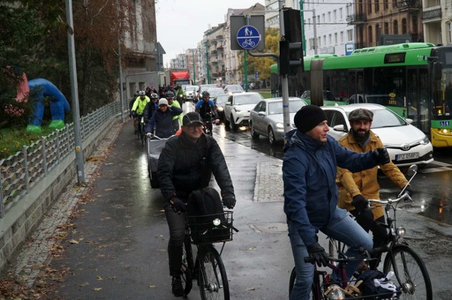 Zakończyła się budowa nowej drogi rowerowej na ul. Grunwaldzkiej, o kt&oacute;rą poznańscy rowerzyści zabiegali od dawna. W sobotę postanowili ją uroczyście powitać. Jak? Oczywiście wsp&oacute;lnym przejazdem. Zobacz więcej zdjęć ----&gt; 