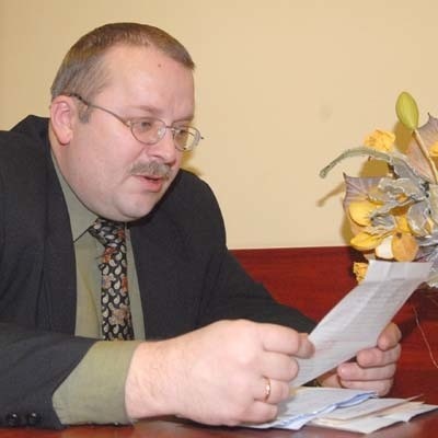 Prokurator okręgowy Mariusz Dąbkowski był wyraźnie zaskoczony, gdy zobaczył, jakie przynieśliśmy dokumenty