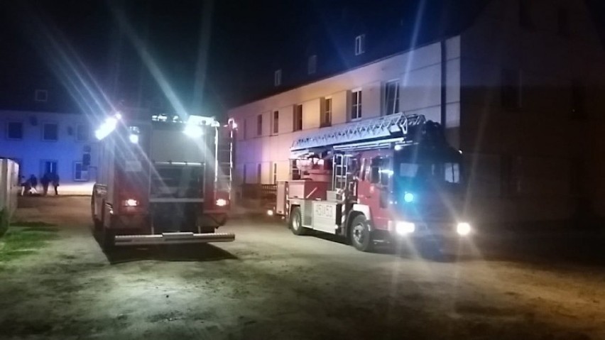 Pożar w Kościerzynie 29/30.04.2018. Ogień wybuchł w piwnicy...