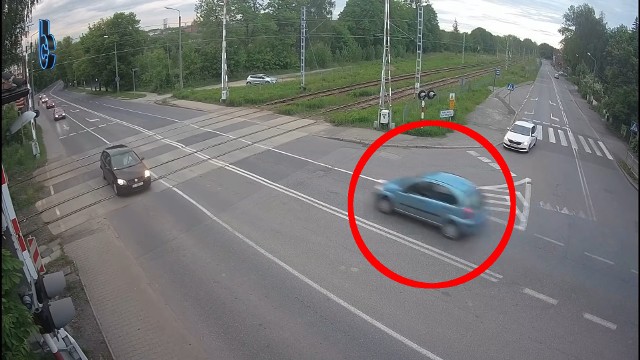 Kierowca jechał z nadmierną prędkością i za przejazdem kolejowym w Rudzie Śląskiej - Wirku stracił panowanie nad kierownicą