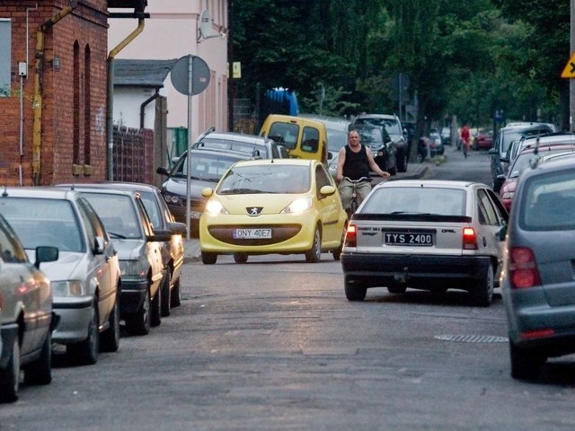 Zatłoczona Ustka. Znalezienie miejsca parkingowego w mieście graniczy z cudem.