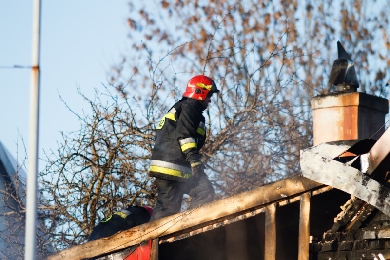 Ul. Kryńska. Pożar domu, na ratunek przyjechało siedem zastępów straży pożarnej (zdjęcia)