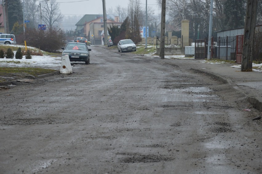 Zdarli asfalt przed zimą, skazując ludzi na dziury