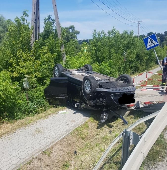 DK 75. W Czchowie wypadek z udziałem dwóch samochodów, jeden z nich dachował [ZDJĘCIA]