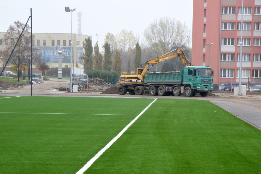 Na nowym stadionie Politechniki Świętokrzyskiej w Kielcach jest już sztuczna nawierzchnia [WIDEO, ZDJĘCIA]