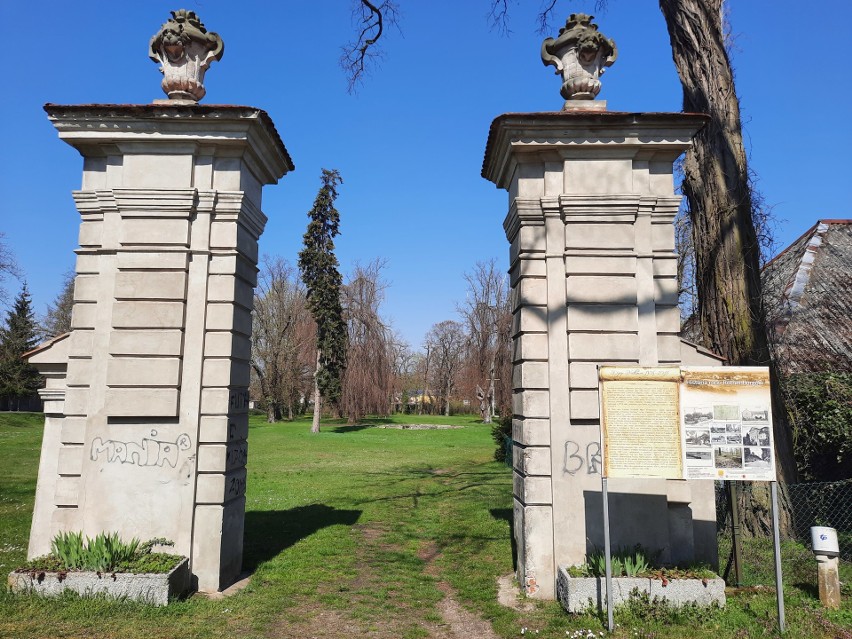 Niestety niewiele po pałacu i parku krajobrazowym pozostało